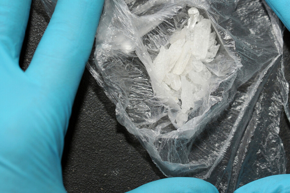 Ein Zollbeamter zeigt einen Drogenfund von circa fünf Gramm Crystal Speed. (Archiv)
