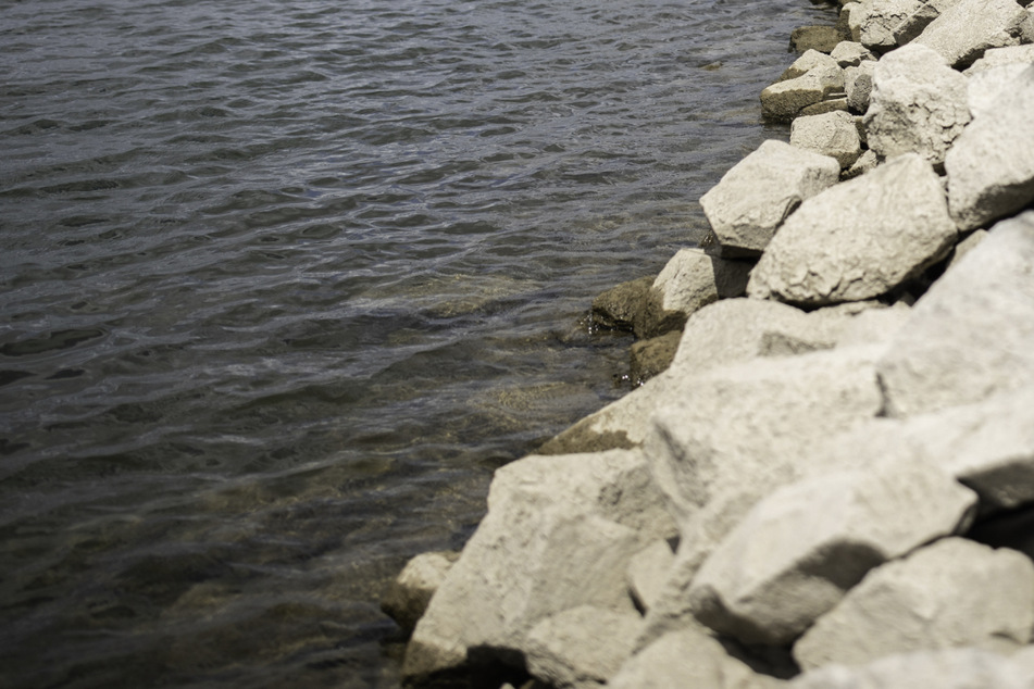 Zwei Männer haben sich auf dem Rhein in Gefahr gebracht. (Symbolbild)