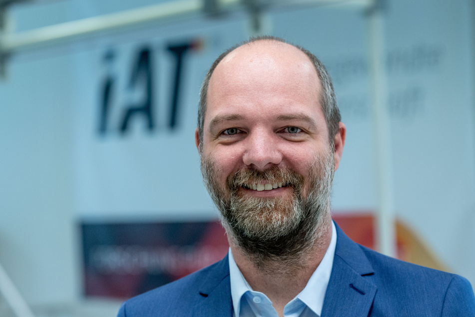 Löw ist promovierter Sportwissenschaftler und seit 2018 Fachbereichsleiter Technik-Taktik am IAT in Leipzig.