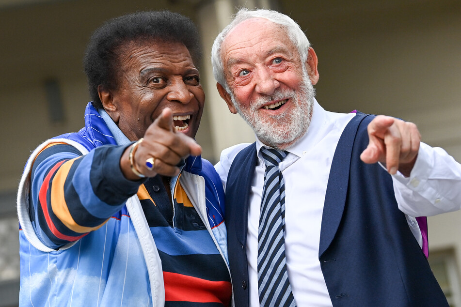 Sänger Roberto Blanco (84,l), und Komiker Dieter Hallervorden arbeiten in der neuen Spielzeit im Schlosspark Theater Berlin zusammen.
