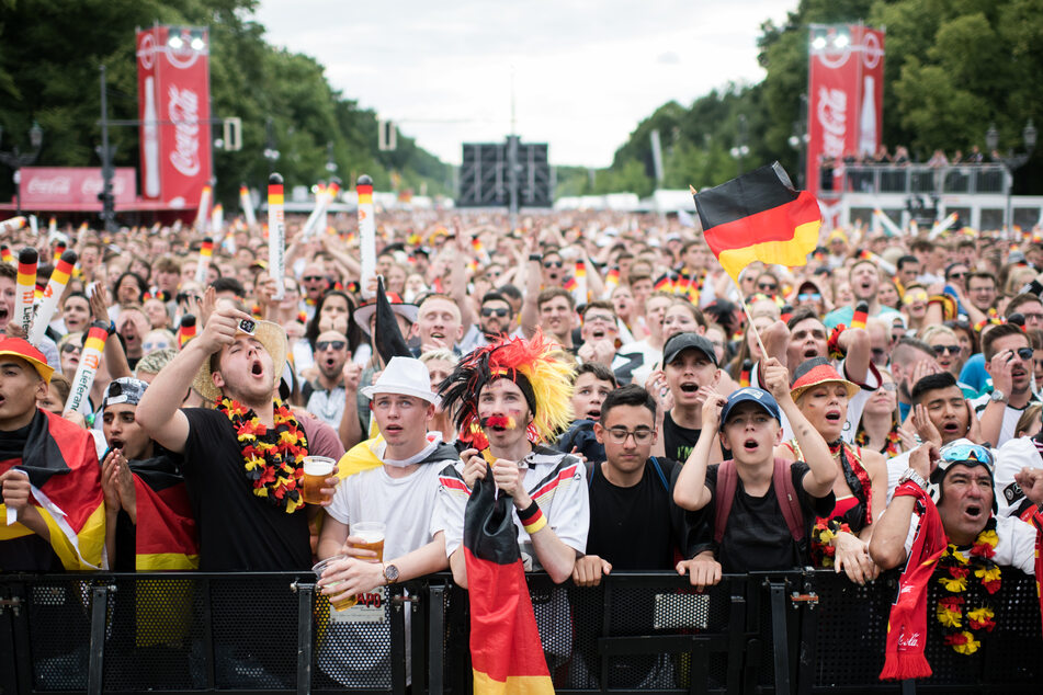 So wie hier in Berlin werden auch in Köln am Rheinufer wieder zahlreiche Fans die Spiele verfolgen können (Archivbild).