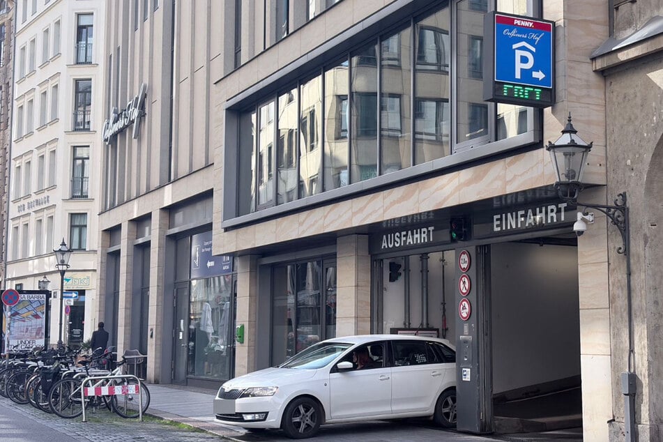 Im Parkhaus Oelßner's Hof in der Leipziger City hat ein 24-Jähriger am Mittwochabend einen Wasserschaden verursacht.