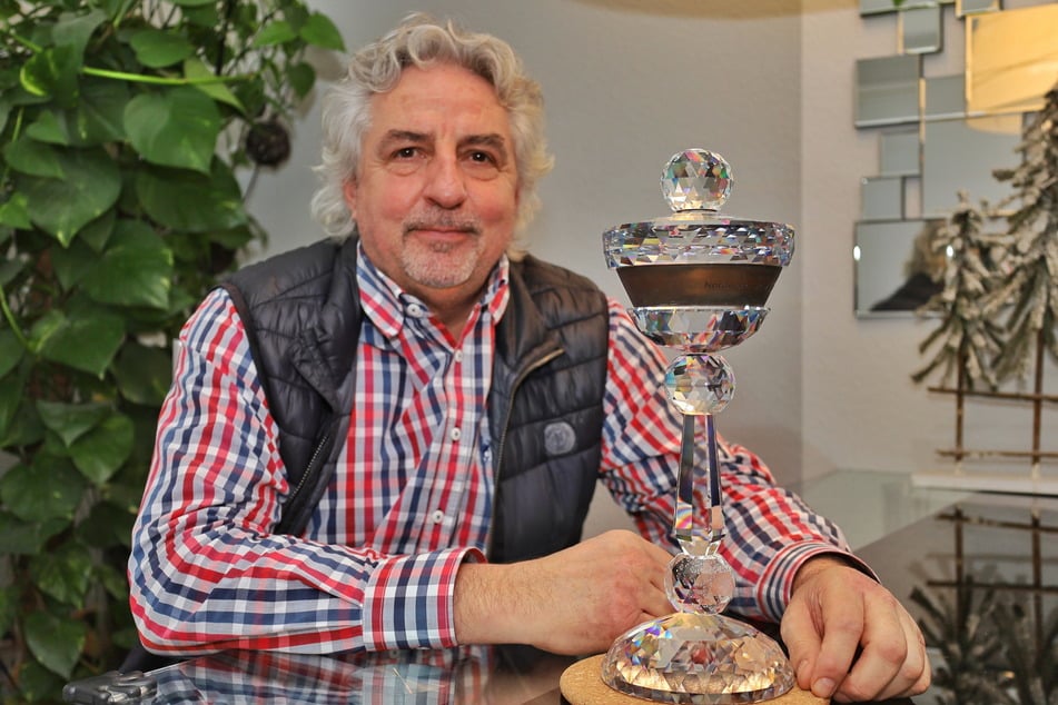 Manfred Deckert (60) versteigert erneut für den guten Zweck, diesmal einen Pokal von der Ski-WM 1985.