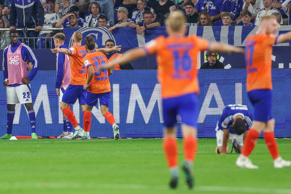 Freude bei Lilien: Nach einem 0:3-Rückstand gewinnt Darmstadt das Spiel auf Schalke noch mit 5:3.