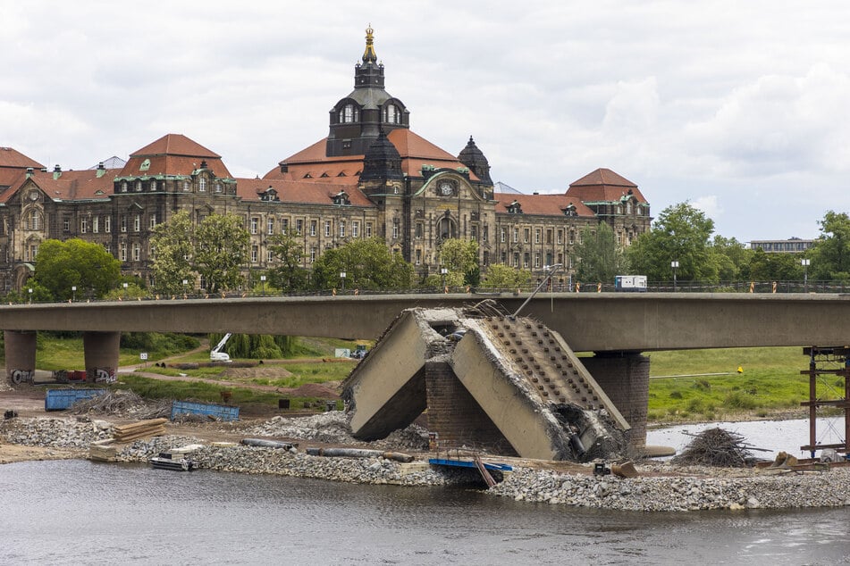 Während bereits heftig über die Neubaupläne der Carolabrücke gestritten wird, ist noch nicht mal der Abriss bewältigt.
