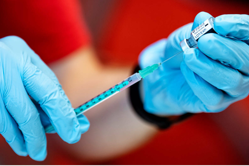 Eine Spritze wird mit dem Impfstoff von Biontech/Pfizer aufgezogen: Nach einer Studie soll eine Auffrischungsimpfung die Zahl der Antikörper mehr als Verdreifachen.