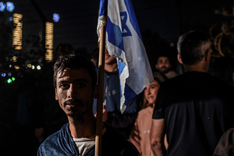 Jubel in Israel, nachdem ein Hubschrauber mit von Hamas-Kämpfern frei gelassenen Geiseln im Schneider Children's Medical Center of Israel gelandet ist.
