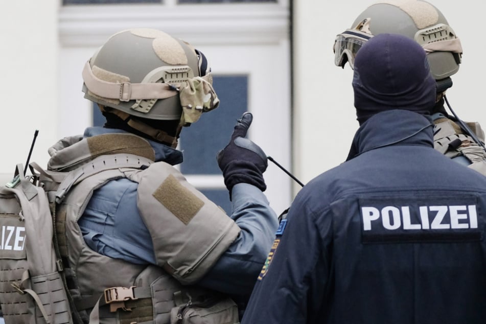 Bei einer Razzia wurden mehrere Tatverdächtige festgenommen. (Symbolbild)