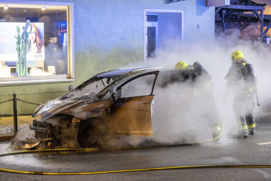 Auf der B95 in Ehrenfriedersdorf ist am Dienstagabend ein Auto ausgebrannt.