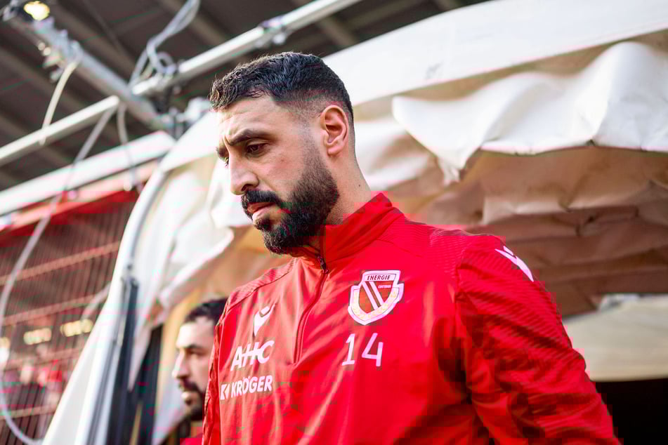 Tolga Cigerci nahm erneut zu Beginn auf der Bank Platz. Energie agierte stattdessen mit defensiver Fünferkette.