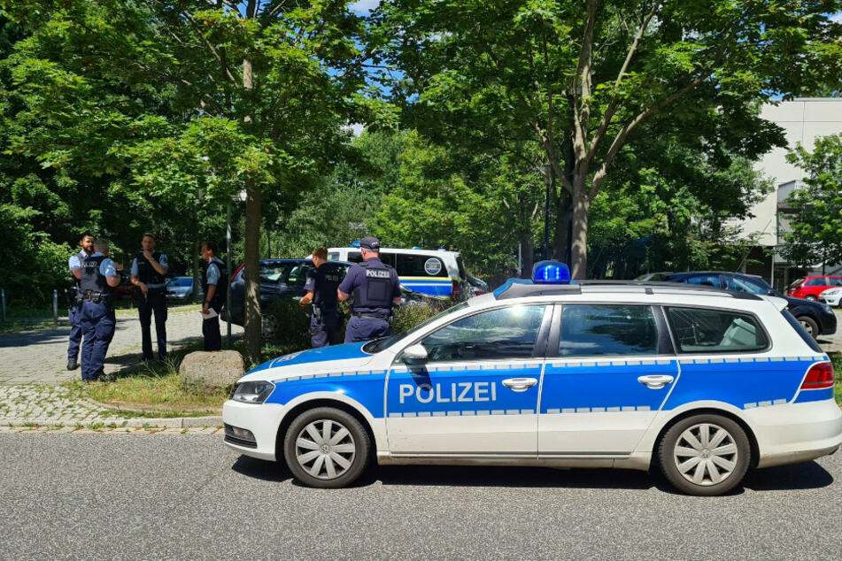 Polizei steht in der Nähe des Einsatzortes.