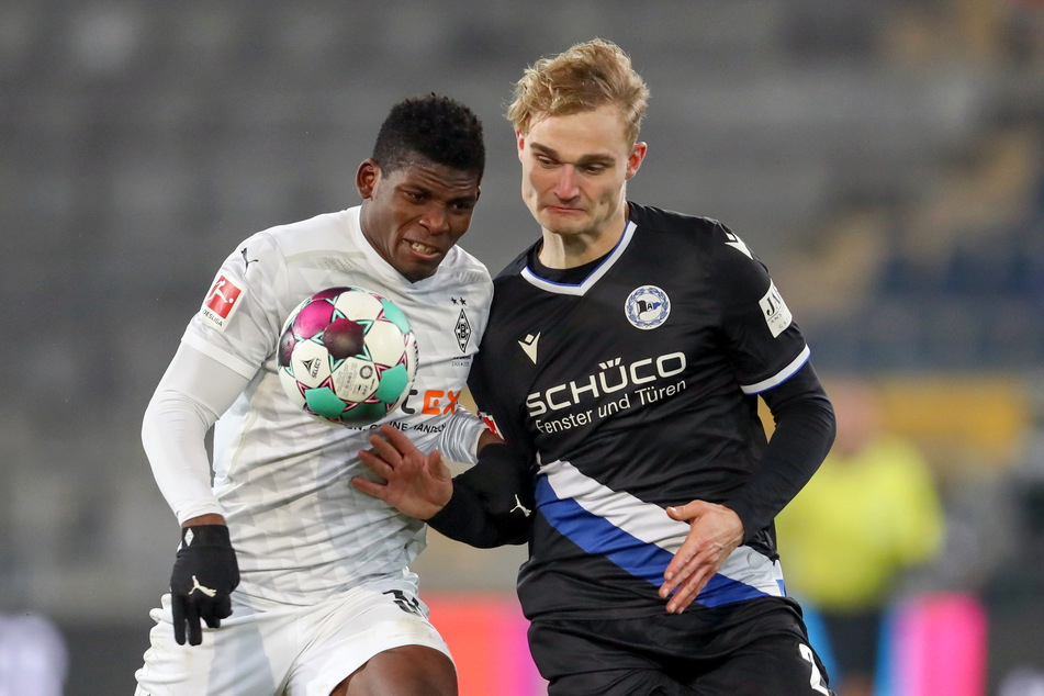 Als nächstes trifft Gladbach in der Liga auf Arminia Bielefeld. Kommt Breel Embolo (24, l.) wieder zum Einsatz, könnte es wie hier im Januar 2021 zum Duell mit Amos Pieper (23) kommen.