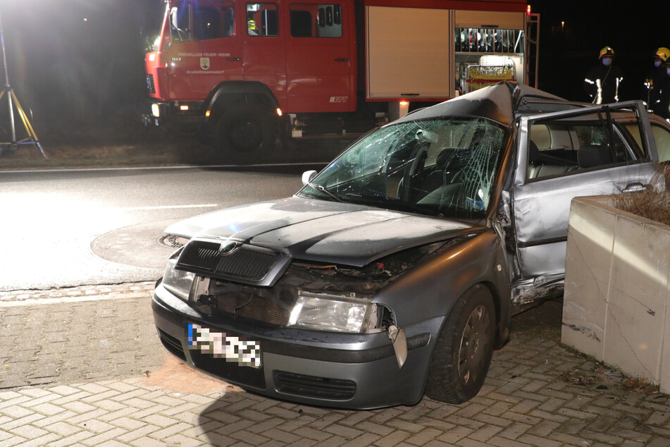 Glätte-Unfall in Radeburg: 18-Jähriger landet schwer verletzt im Krankenhaus