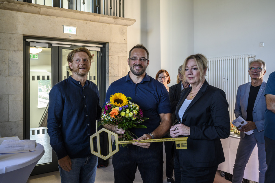 Baubürgermeister Michael Stötzer (50, Grüne, l.) und Sportbürgermeisterin Dagmar Ruscheinsky (63, parteilos) übergaben den Schlüssel symbolisch an Christian Pöhler (43), der den Olympiastützpunkt leitet.