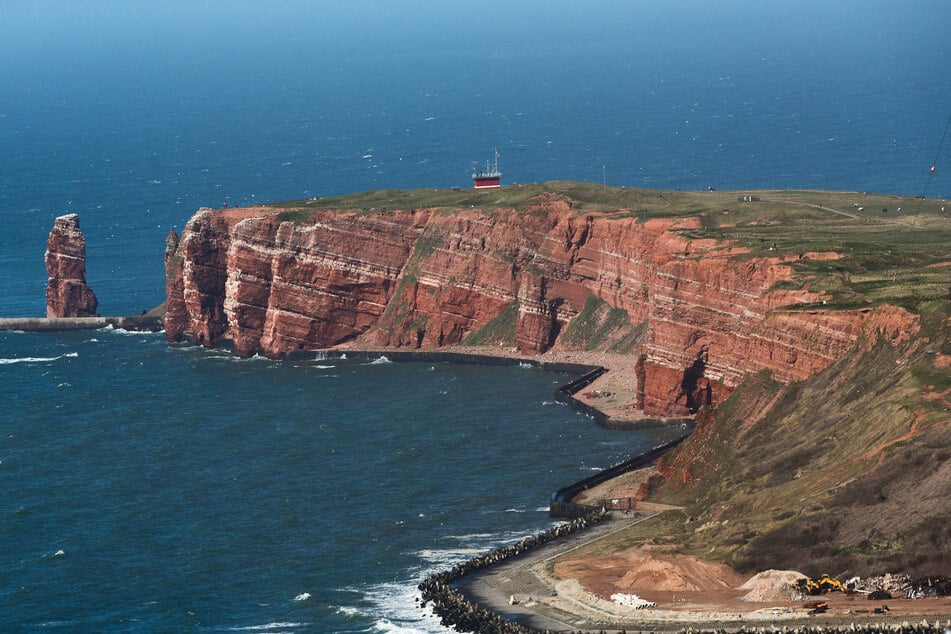 Vor der Hochseeinsel Helgoland hat sich ein silbergrauer Ölfilm ausgebreitet. (Archivbild)