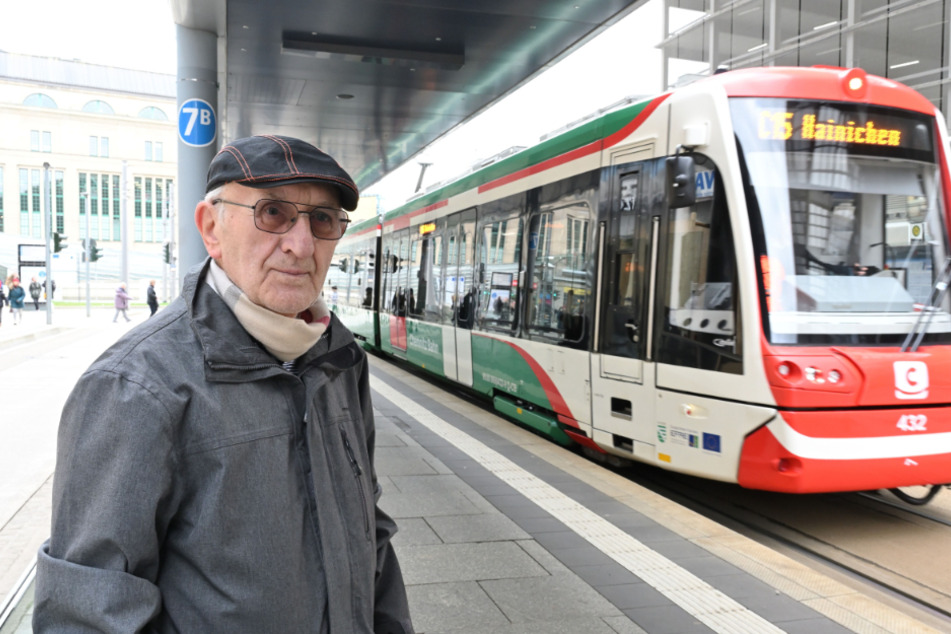 Heinz Köhler (81) versteht nicht, warum er für Fahrten mit der Straßenbahn kein ausgedrucktes Deutschlandticket kaufen kann.