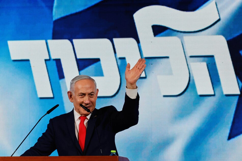 Der israelische Ministerpräsident Benjamin Netanjahu spricht nach der Veröffentlichung der ersten Ergebnisse der Wählerbefragungen bei den Parlamentswahlen in Israel vor Anhängern im Hauptquartier der Likud-Partei in Jerusalem.
