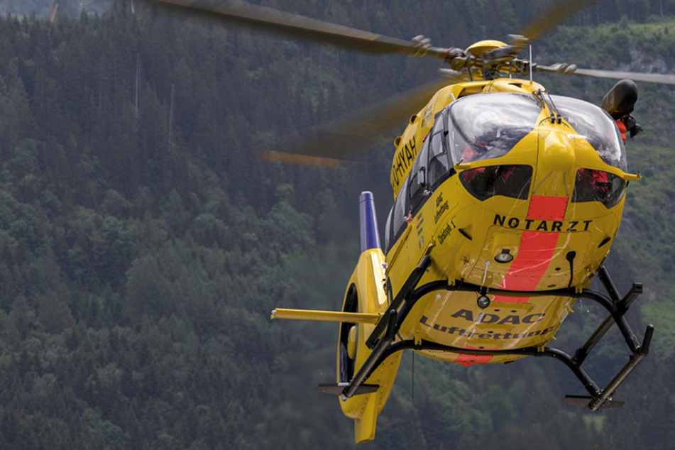 Der kleine Junge wurde von einem alarmierten Rettungshubschrauber noch in das Augsburger Uniklinikum geflogen. (Symbolbild)