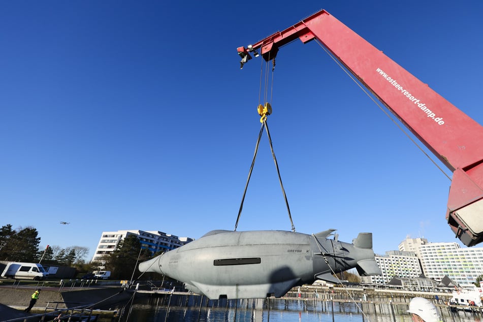 Die Unterwasserdrohne "Greyshark" hängt an einem Krahn im Hafen von Damp.