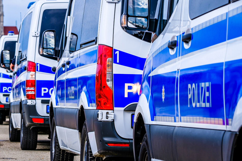 40 vermummte Personen sprühen Parolen auf Gefängnismauer in Offenburg