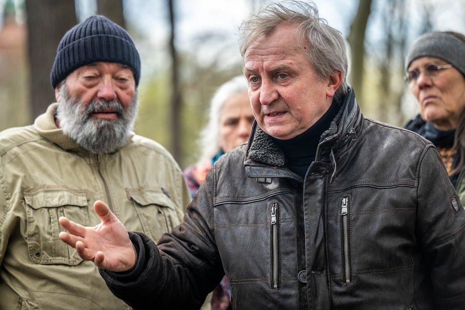 Tobias Mehnert (64, r.), Chef des Naturschutzverbandes Sachsen, stoppte die Sägen.