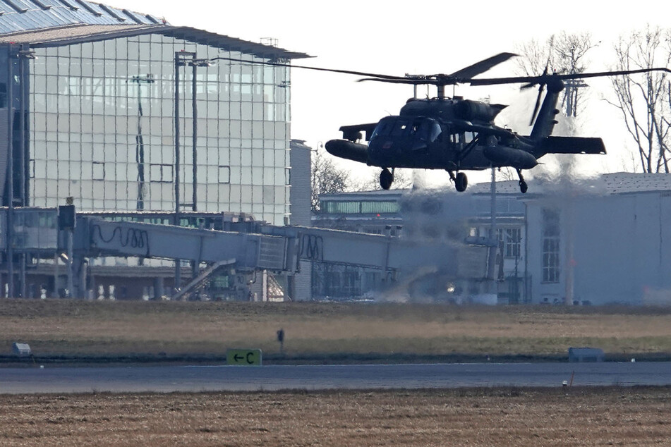 Dresden: Militärhubschrauber der US-Armee landen auf dem Dresdner Flughafen