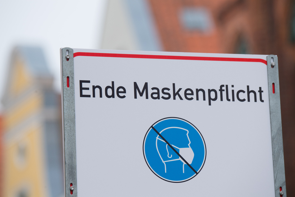 Ein Schild weist auf das Ende der Maskenpflicht hin. Das Oberverwaltungsgericht in Greifswald hat am Freitag die Corona-Hotspot-Regelung für Mecklenburg-Vorpommern gekippt. (Symbolfoto)