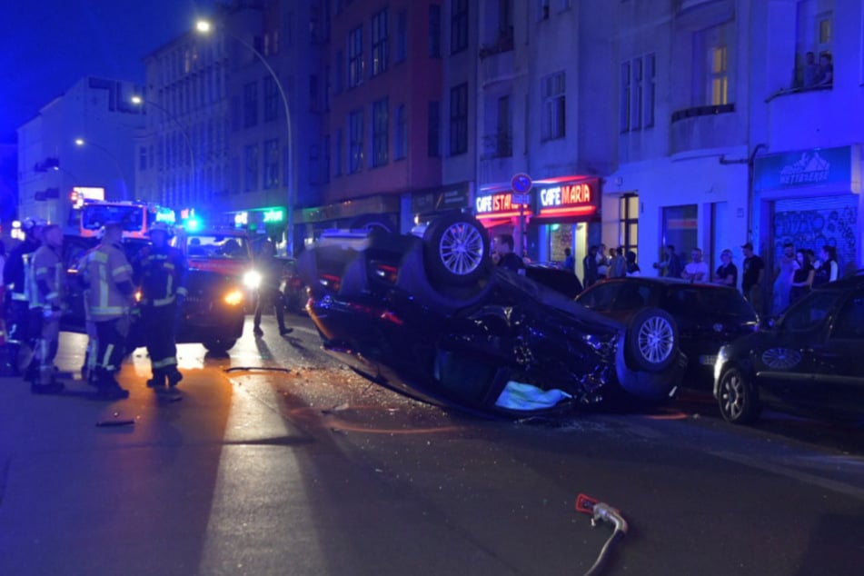 Feuerwehrleute und Schaulustige am Unfallort.