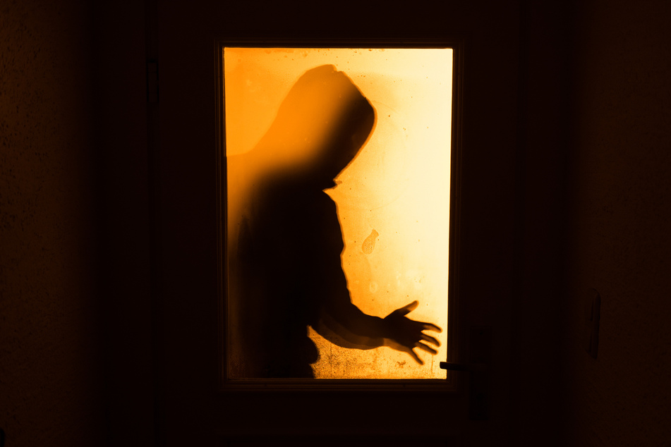 Vor der Wohnung der Frau stand eine unbekannte Person. (Symbolbild)