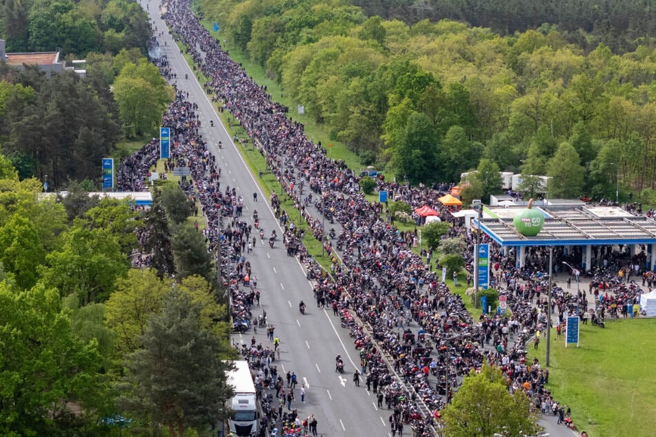 Blechlawine ohne schlechte Laune: Rund 20.000 Biker haben sich zum Saison-Auftakt in Nürnberg versammelt.
