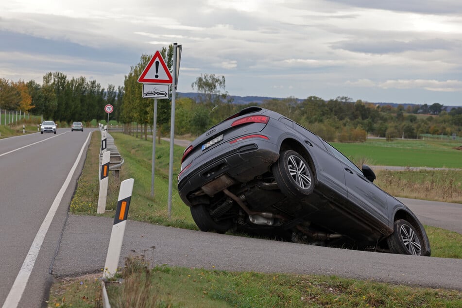 Der Audi blieb in einer extremen Schräglage im Seitengraben stehen.