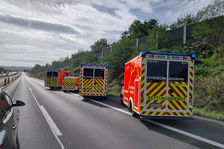 Mehrere Rettungswagen waren nach dem Unfall auf der A3 bei Siegburg im Einsatz.