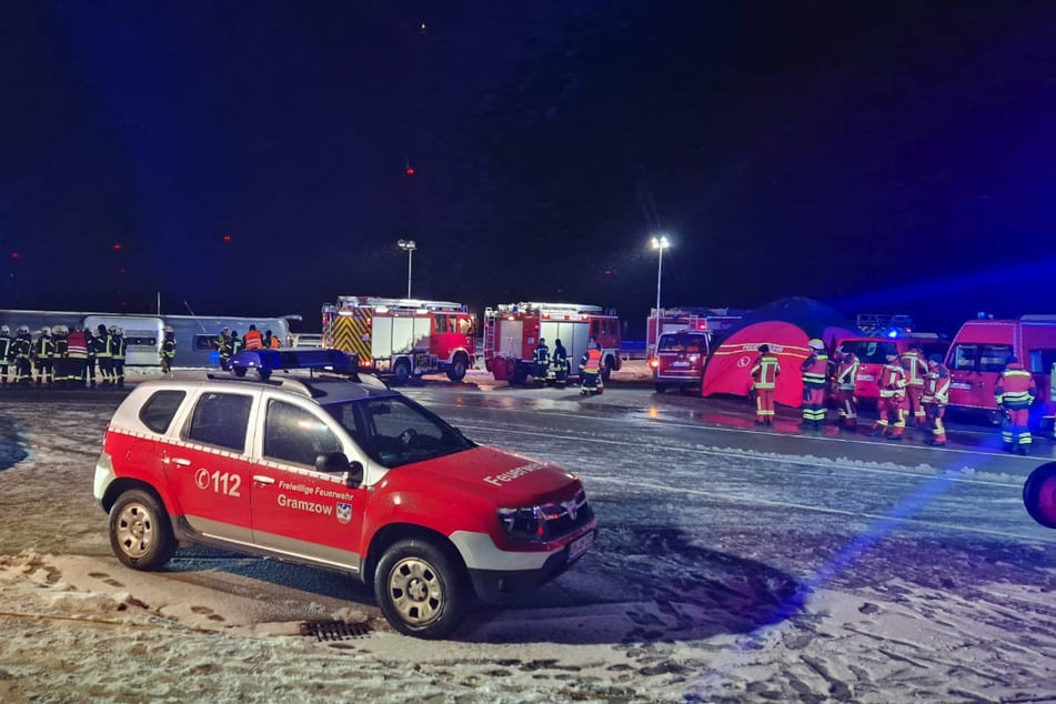 Die Rettungskräfte haben zur Versorgung der Verletzten ein Zelt errichtet.