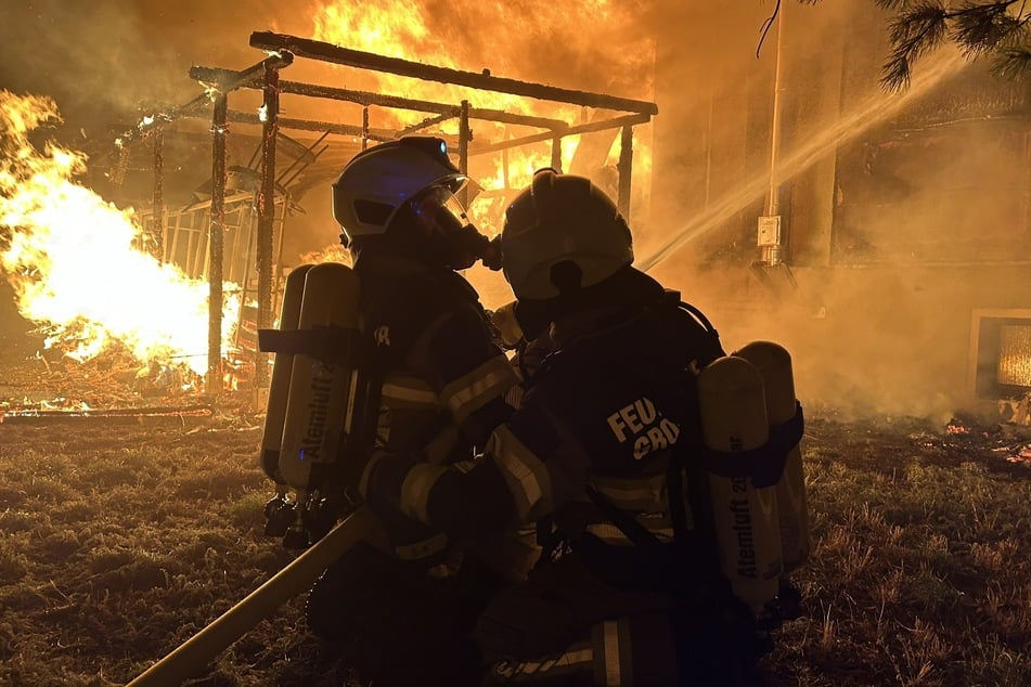 Ein Carportbrand, der sich auf ein Einfamilienhaus ausgebreitet hatte, hat Freitagnacht die Feuerwehr in Groitzsch über mehrere Stunden beschäftigt.