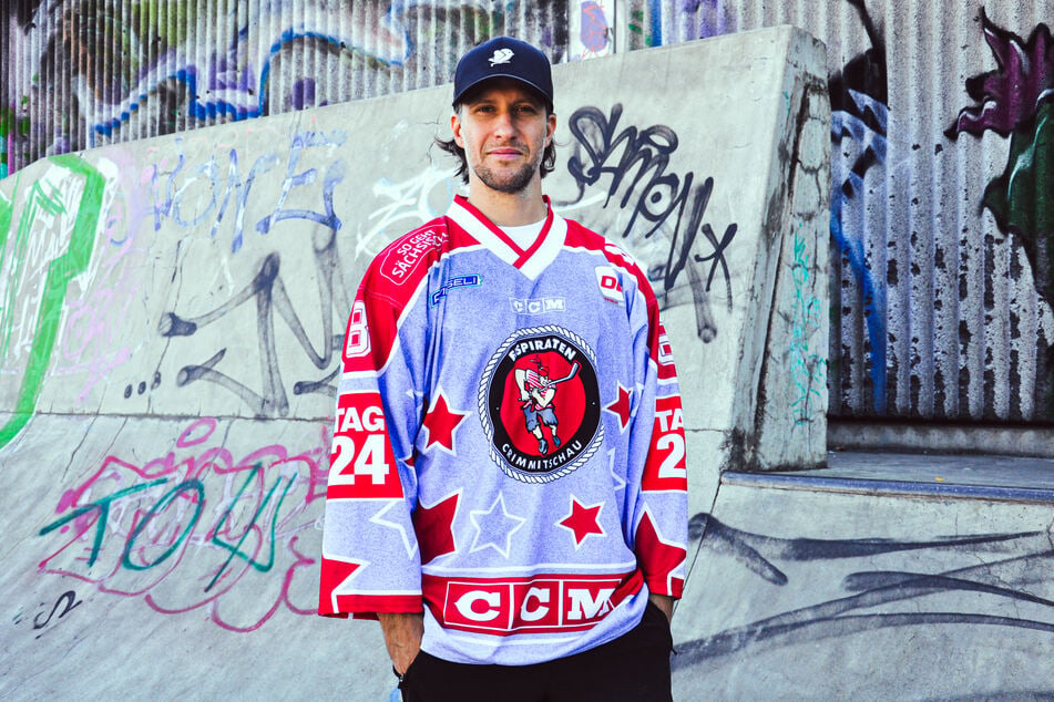 Moderner Zeitgeist trifft auf den Retro-Look: Das neue Design der Warmup-Trikots sorgte auf der Geschäftsstelle und bei manchem Spieler für Aufsehen. Hier im Foto: Dominic Walsh (36).