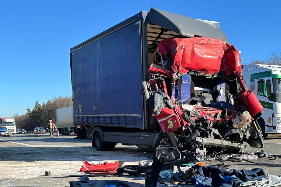 Unfall A6: Von Fahrerkabine kaum was übrig: Laster kracht in Sattelzug, Fahrer schwer verletzt