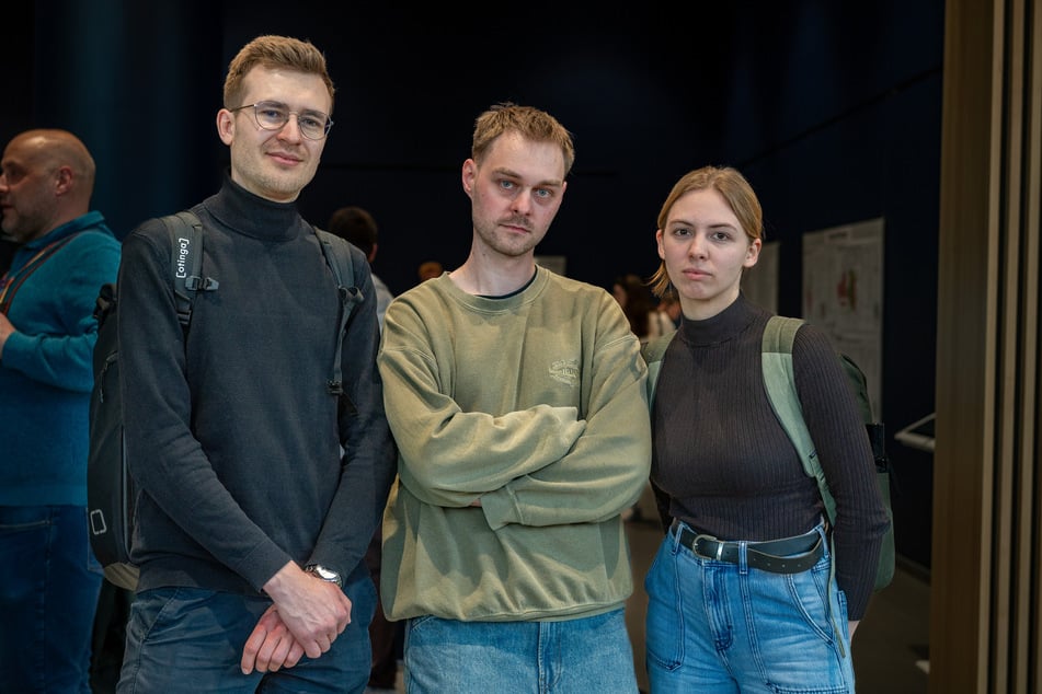 Zum Bedauern von Erik Matthes (27, v.l.), Willi Weidemann (28) und Miriam Morawietz (26) enthält der Beschluss keine zweispurige Brücke.