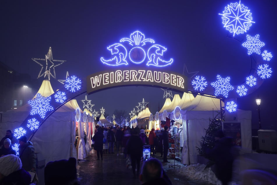 Der Weihnachtsmarkt "Weißerzauber" am Jungfernstieg in Hamburg erstrahlt zur Weihnachtszeit im festlichen Glanz.