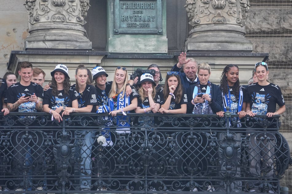 Auch die HSV-Frauen stiegen in die Bundesliga auf und wurden von den Hamburgern gebürtig gefeiert.