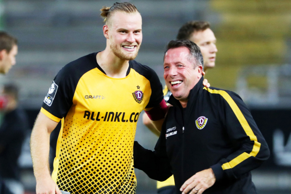 Dynamo-Kapitän Sebastian Mai (l.) herzte seinen Trainer Markus Kauczinski.