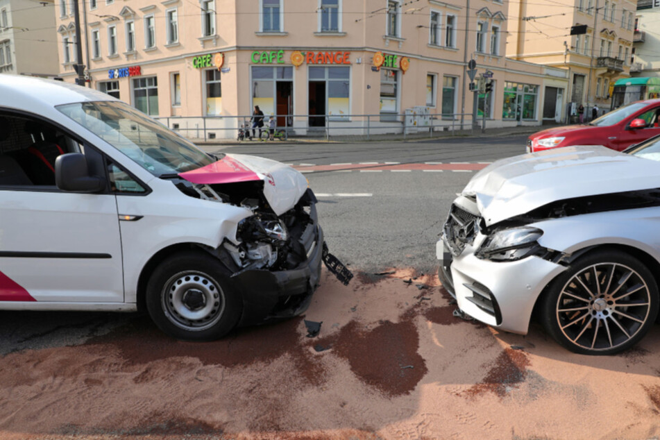Auch der VW Caddy wurde stark beschädigt.