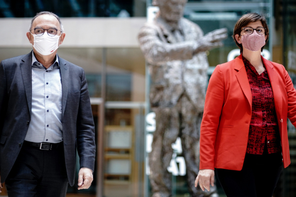 SPD-Parteichefs Norbert Walter-Borjans (68) und Saskia Esken (59).