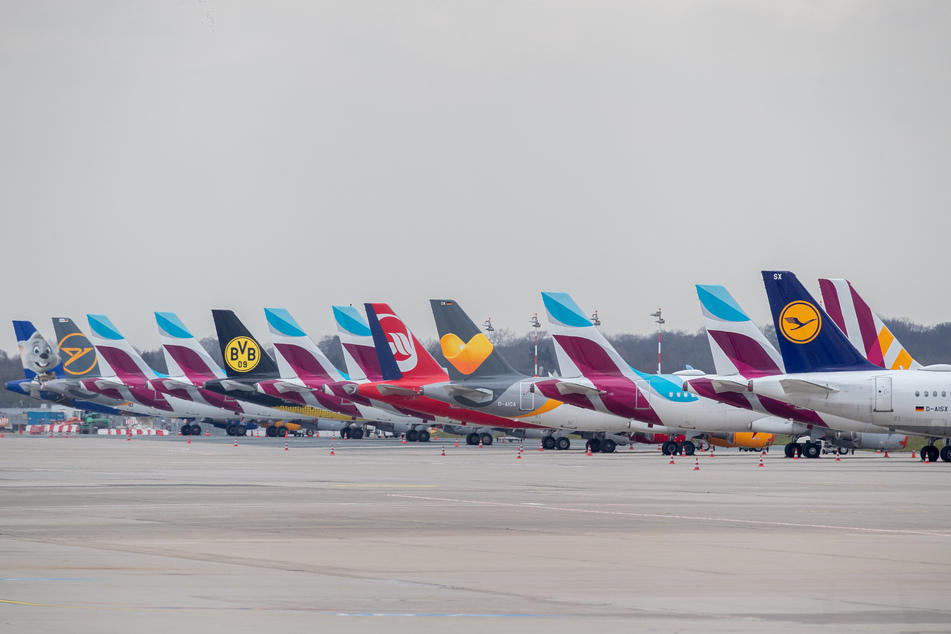 Warten auf den Abflug: Zahlreiche Flugzeuge stehen auf dem Düsseldorfer Flughafen.