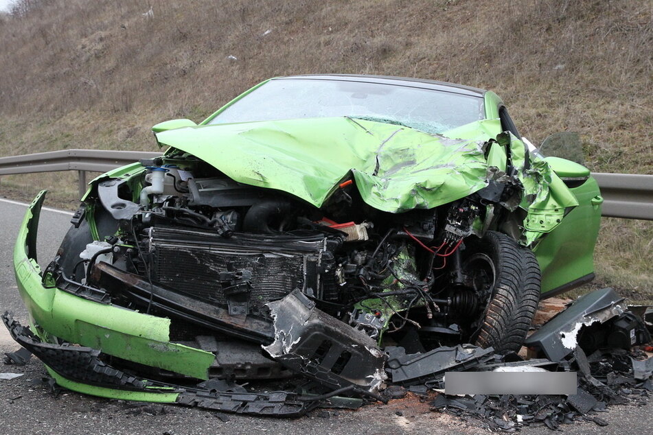 Frontal-Crash mit Lkw: Scirocco-Fahrerin wird schwer verletzt