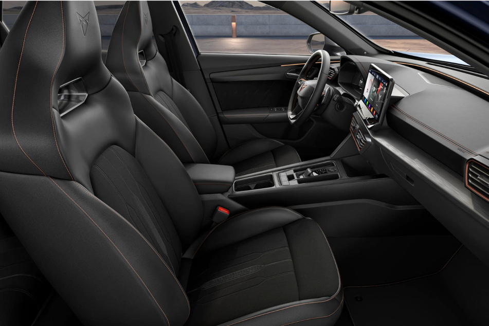 Mit CUPRA Sharp Textil ist das Interieur nicht nur bequem, sondern sieht auch sportlich-edel aus.