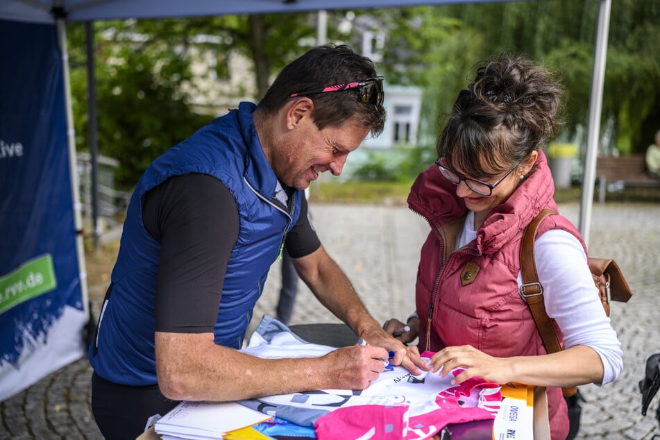 Radsport-Legende Jan Ullrich (51) schrieb am Samstag ununterbrochen Autogramme. Der Andrang auf den Star war enorm.