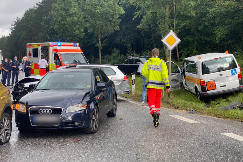 Bei einem Unfall mit einem Kleinbus ist Niederbayern wurden zahlreiche Menschen verletzt.