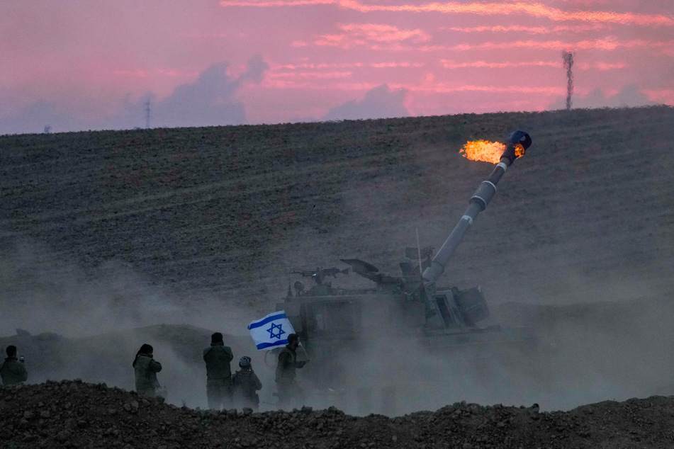 Ein heftiger Konflikt tobt in der Region um Israel. Hier wird eine Granate in Richtung Gazastreifen abgefeuert.