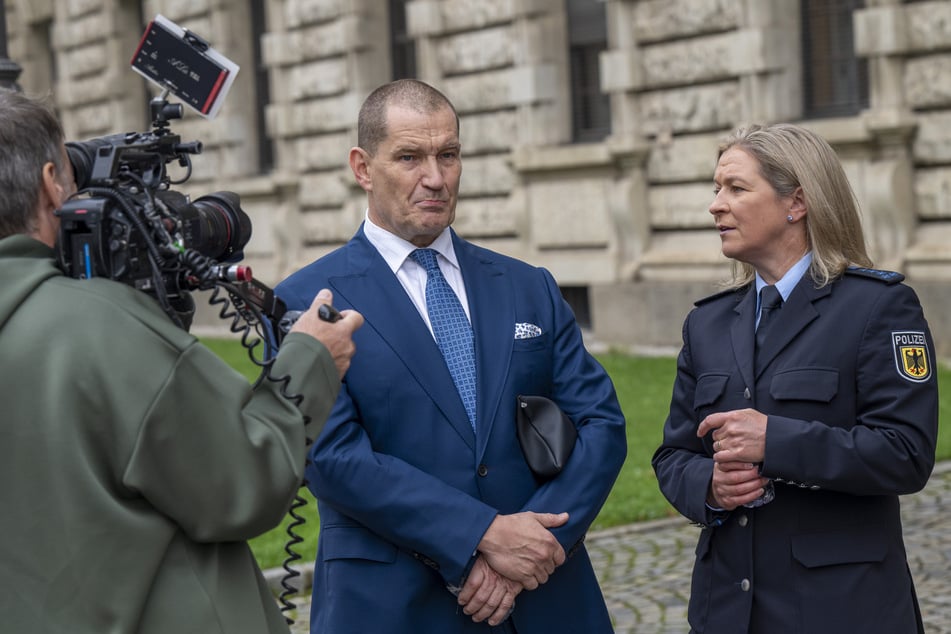 Claudia Pechstein steht in ihrer Polizeiuniform mit ihrem Lebensgefährten Matthias Große (57) vor dem Oberlandesgericht.