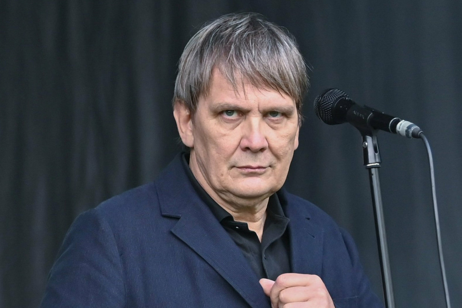 Sänger und Musiker Sven Regener (60) steht mit seiner Band "Element of Crime" im September 2020 auf der Bühne.